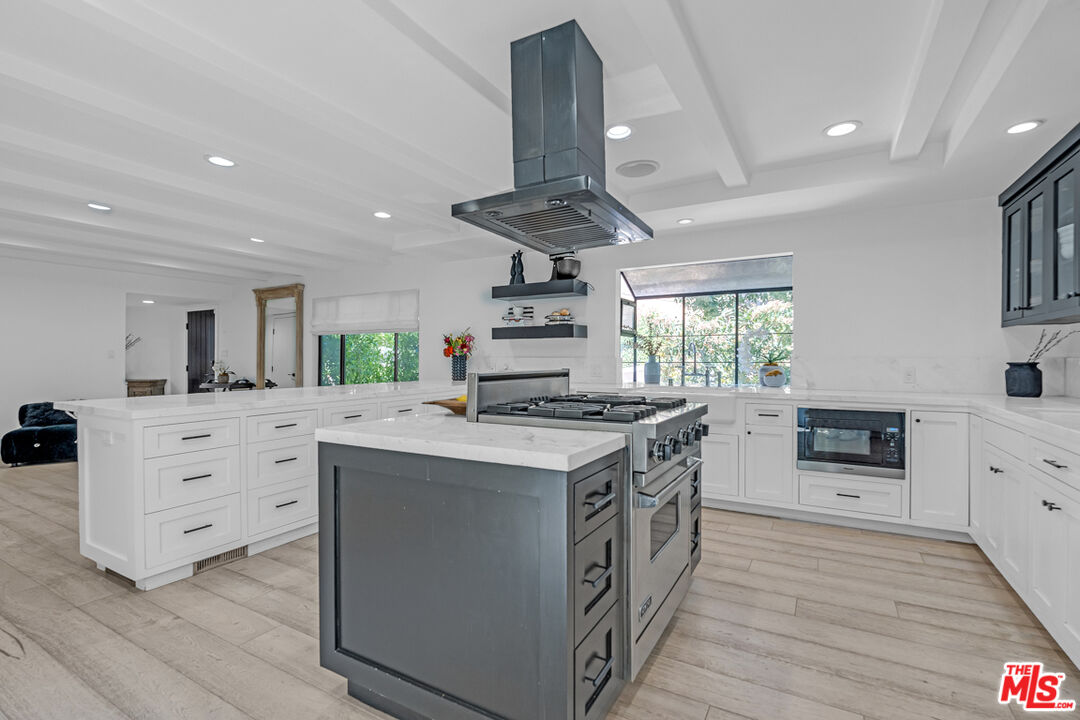 2121 El Roble Ln