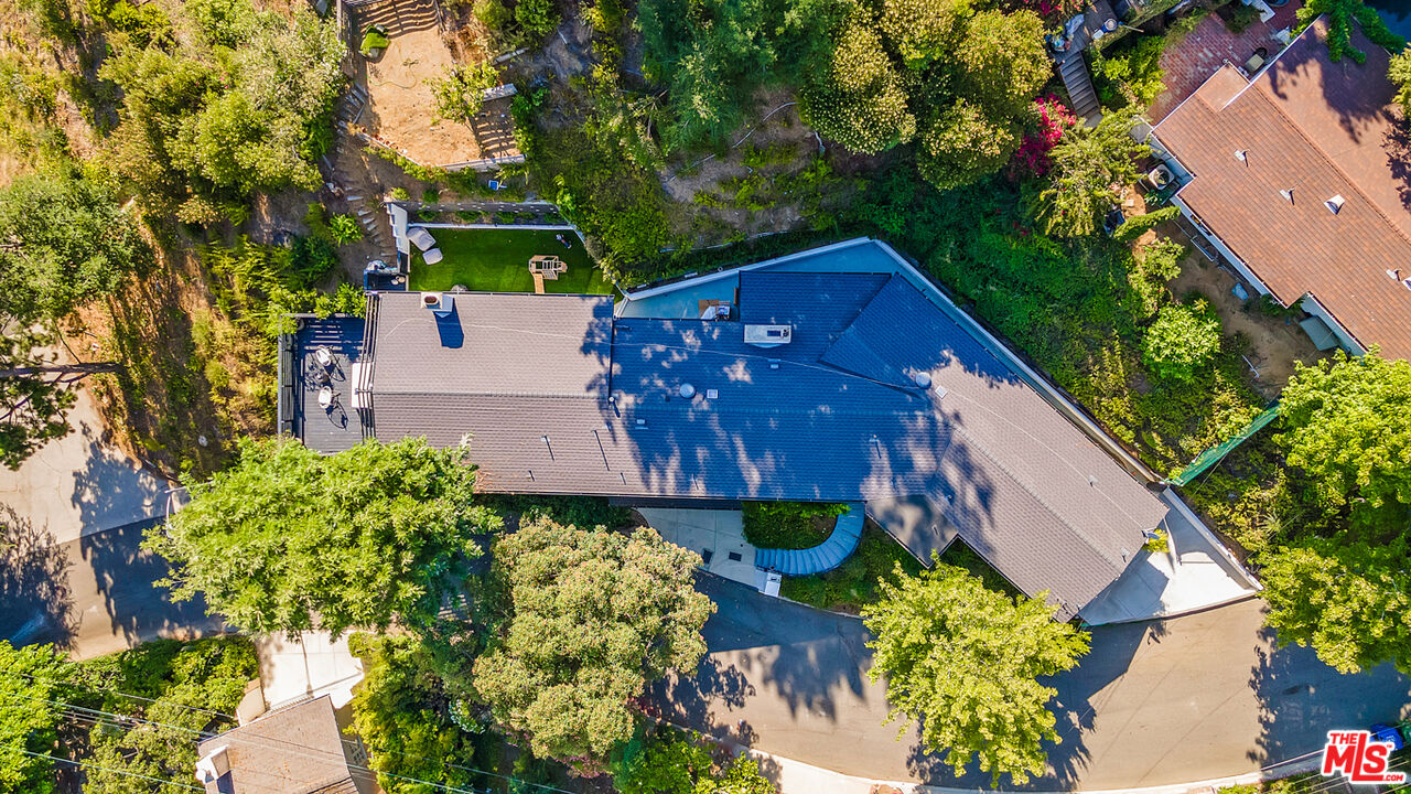 2121 El Roble Ln