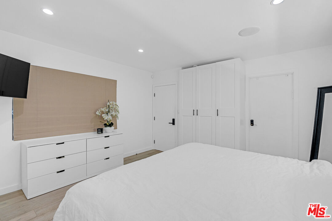 2121 El Roble Ln