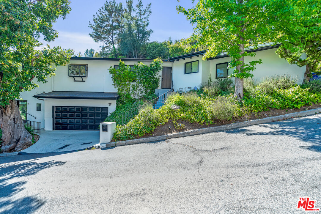 2121 El Roble Ln