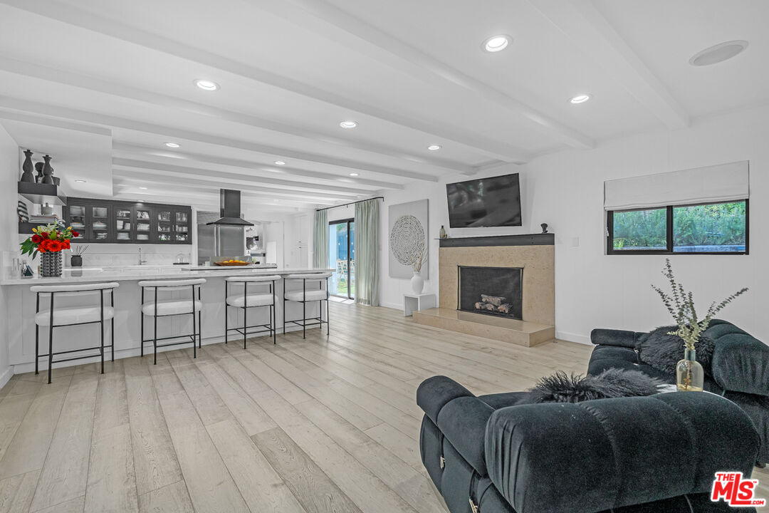 2121 El Roble Ln