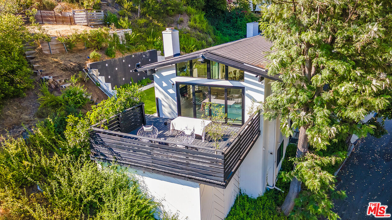 2121 El Roble Ln