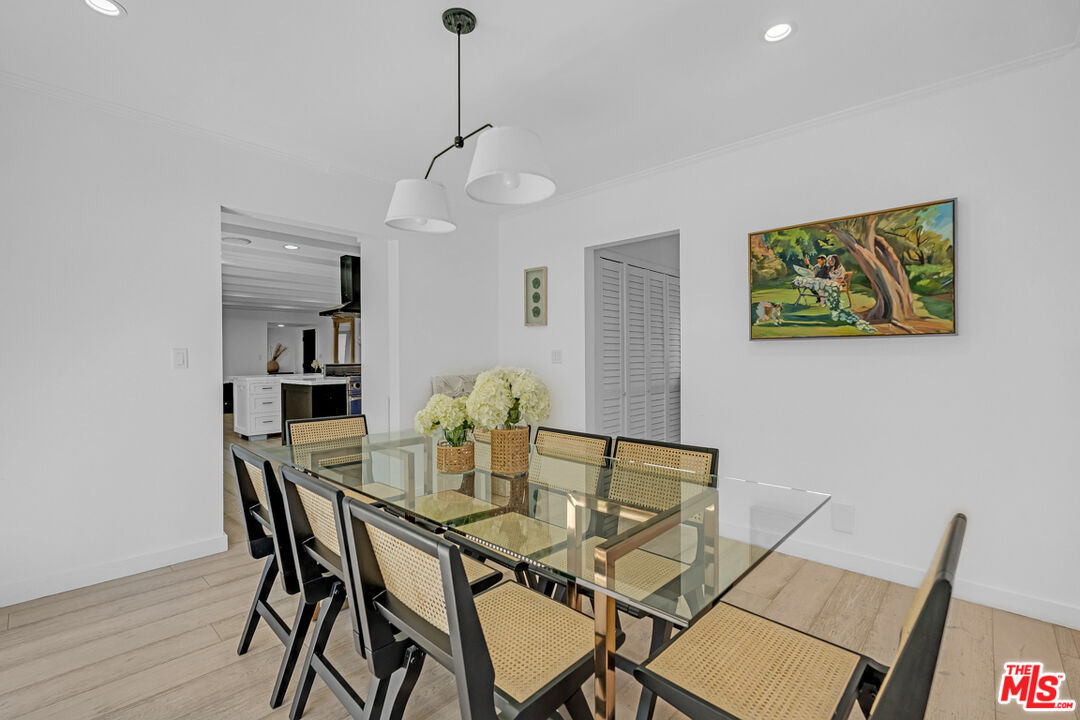 2121 El Roble Ln