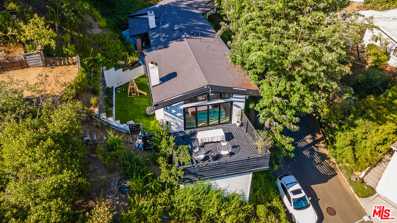2121 El Roble Ln