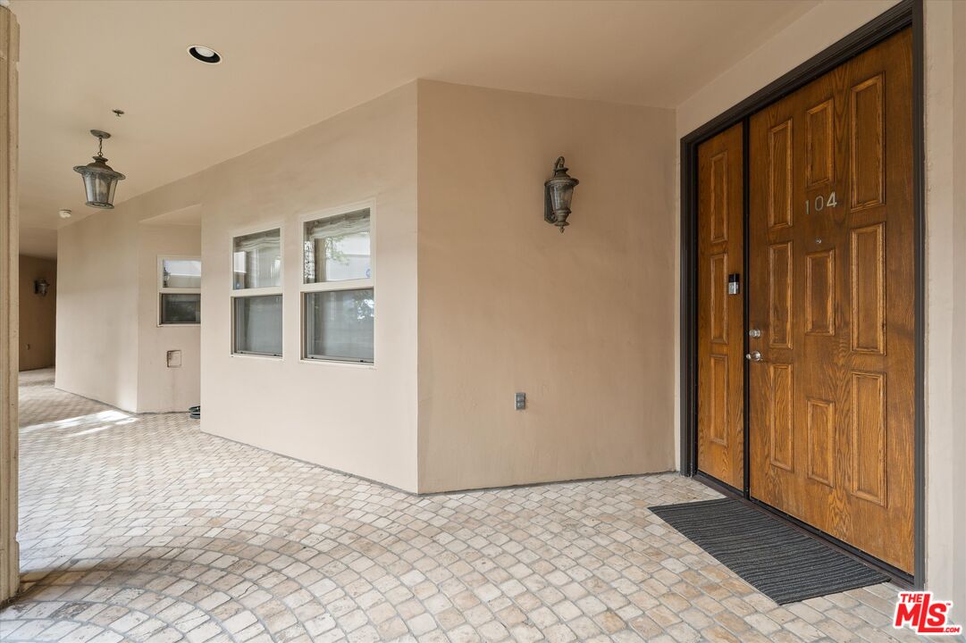 850 N Croft Ave Unit: 104