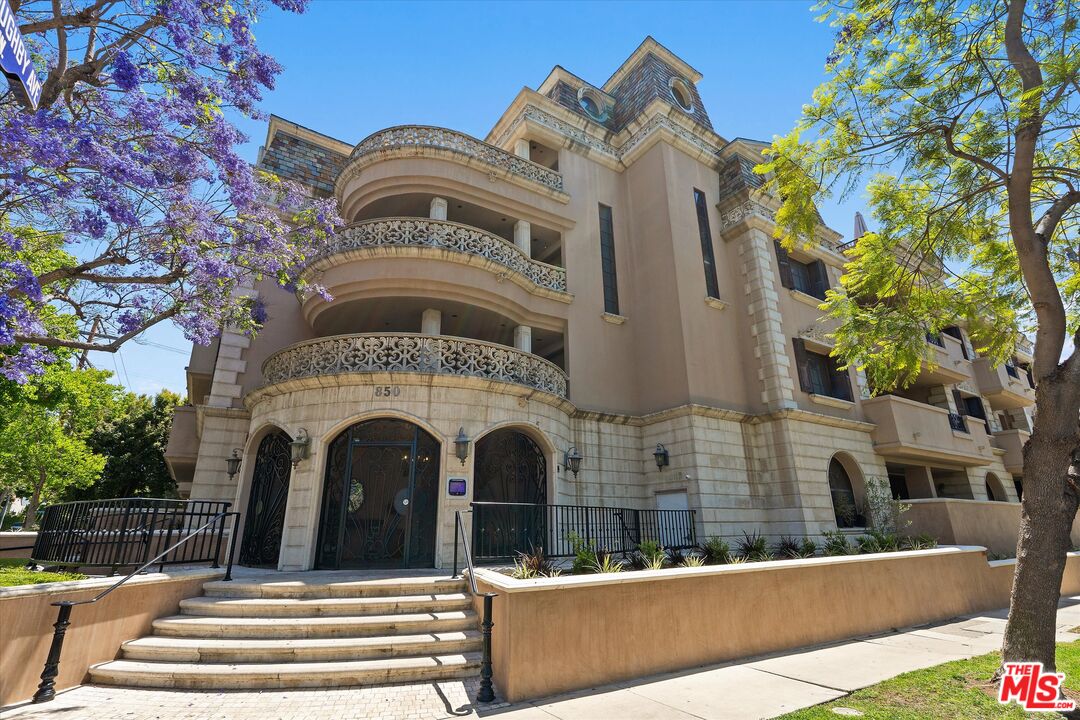 850 N Croft Ave Unit: 104