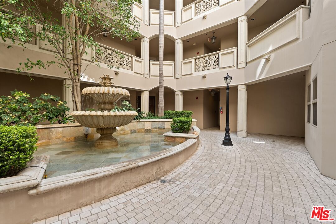 850 N Croft Ave Unit: 104