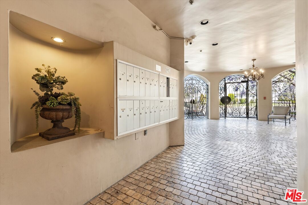 850 N Croft Ave Unit: 104