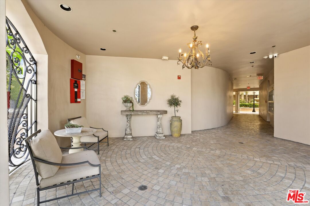 850 N Croft Ave Unit: 104