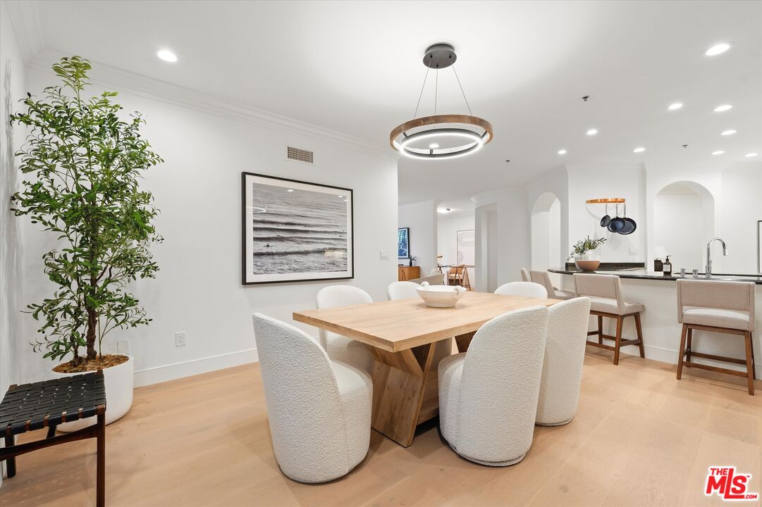 850 N Croft Ave Unit: 104