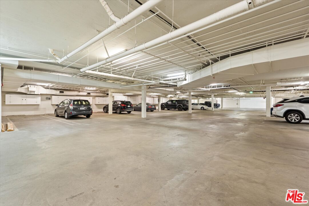 850 N Croft Ave Unit: 104