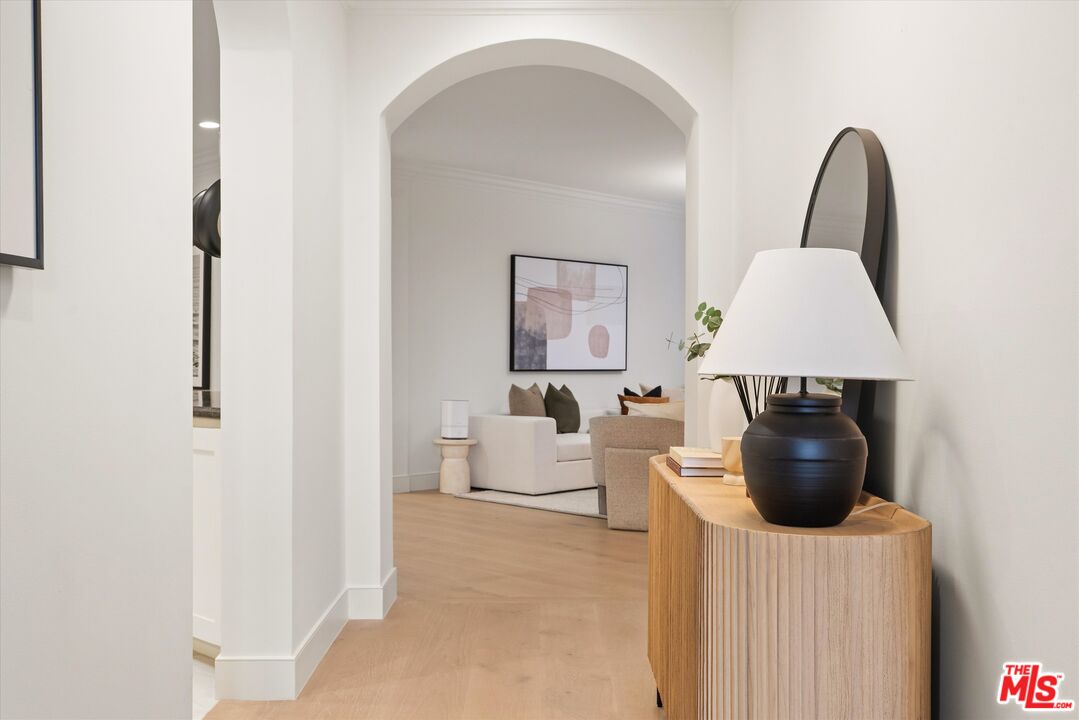 850 N Croft Ave Unit: 104