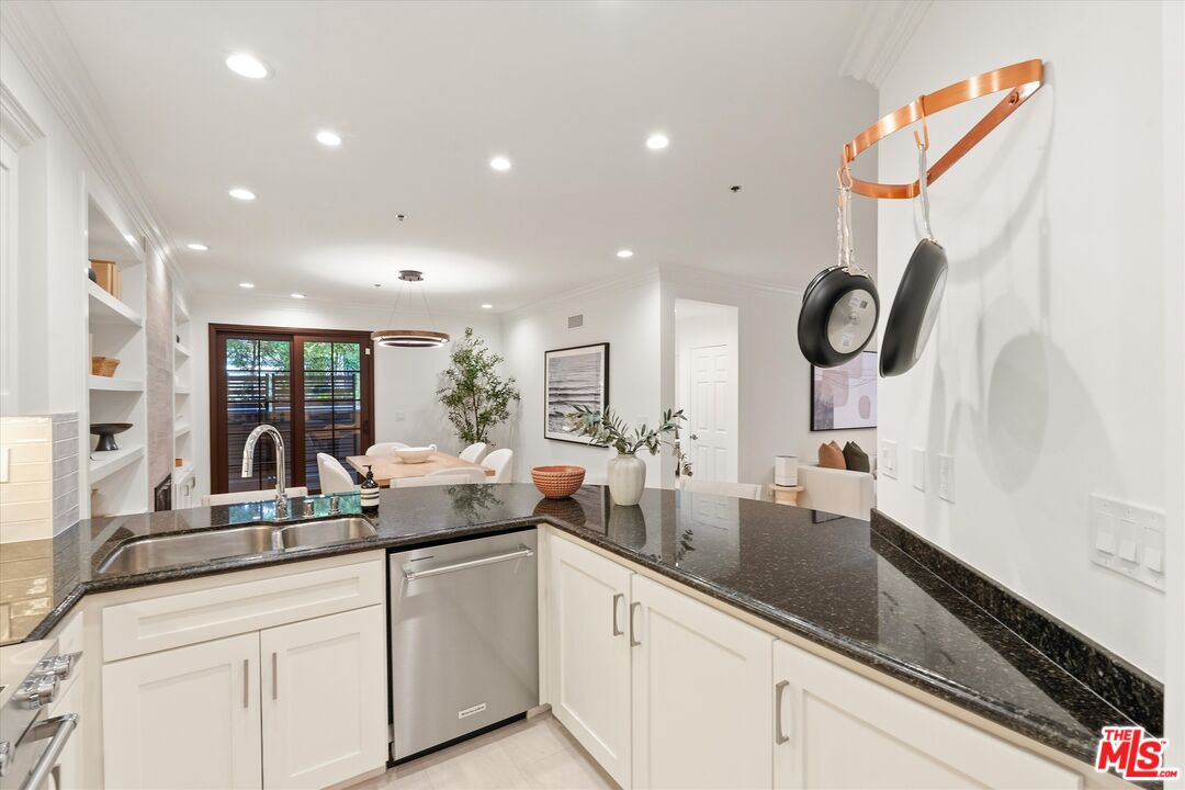 850 N Croft Ave Unit: 104