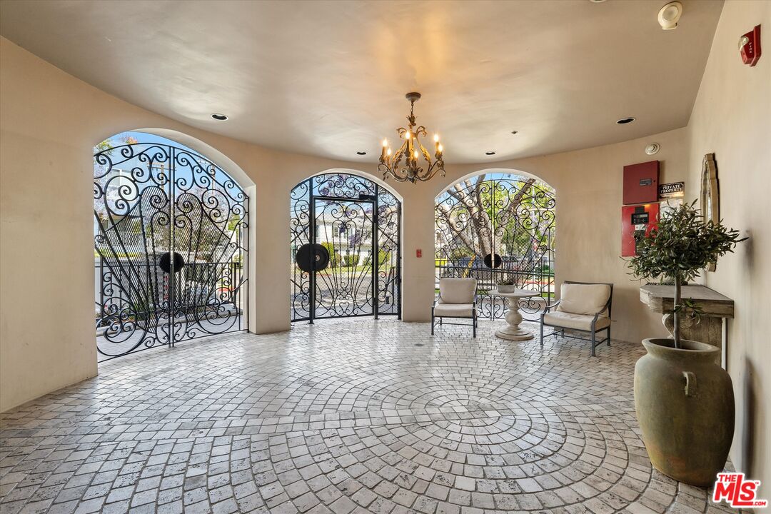 850 N Croft Ave Unit: 104