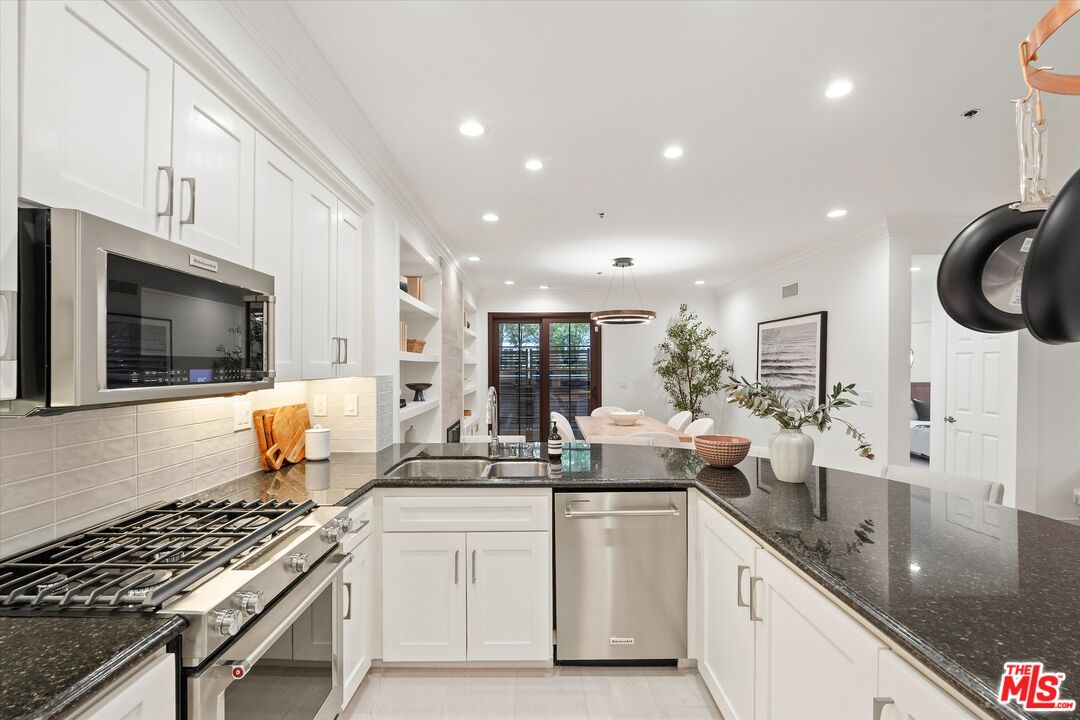 850 N Croft Ave Unit: 104