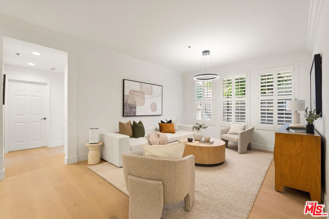 850 N Croft Ave Unit: 104