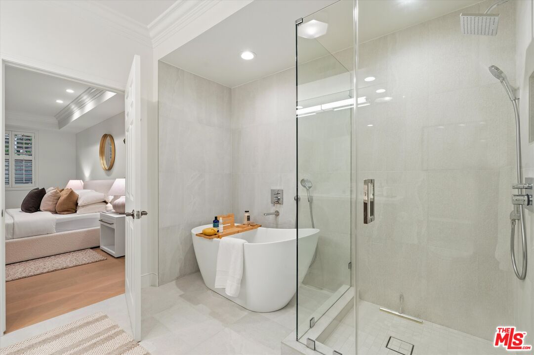 850 N Croft Ave Unit: 104