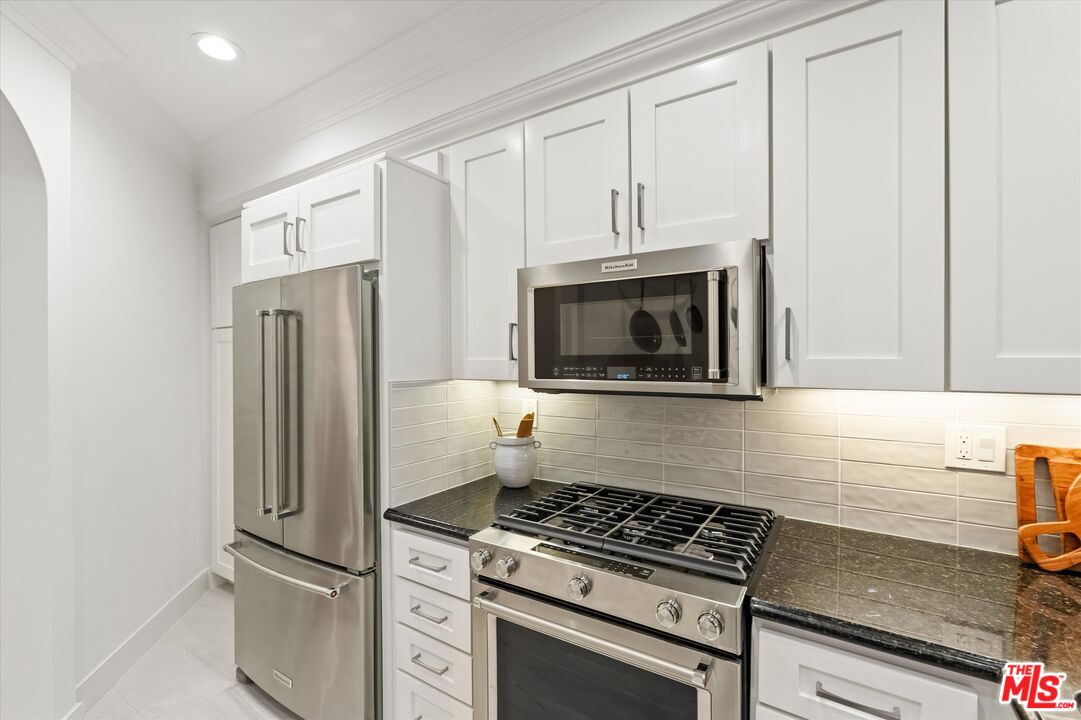 850 N Croft Ave Unit: 104
