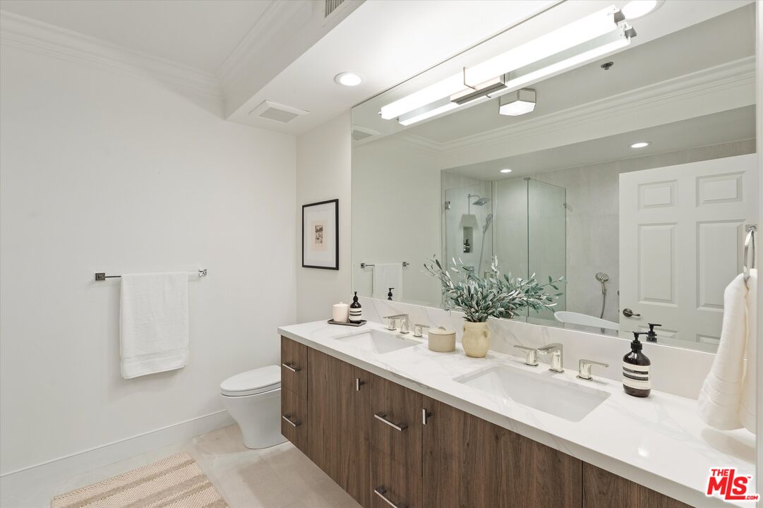 850 N Croft Ave Unit: 104