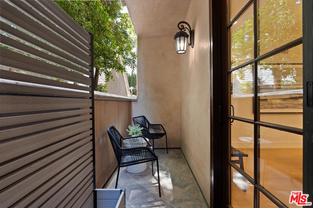 850 N Croft Ave Unit: 104