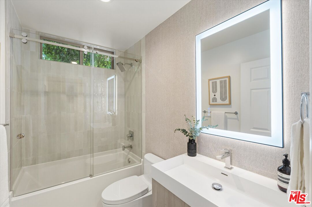 850 N Croft Ave Unit: 104