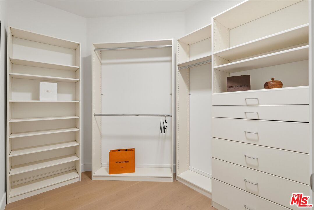 850 N Croft Ave Unit: 104