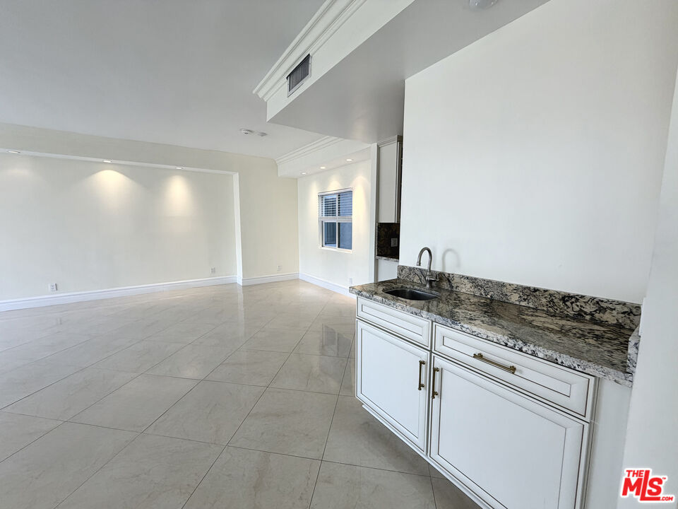 121 S Palm Dr Unit: 404