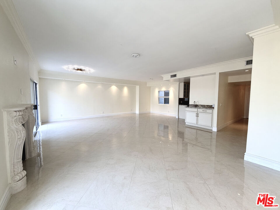 121 S Palm Dr Unit: 404