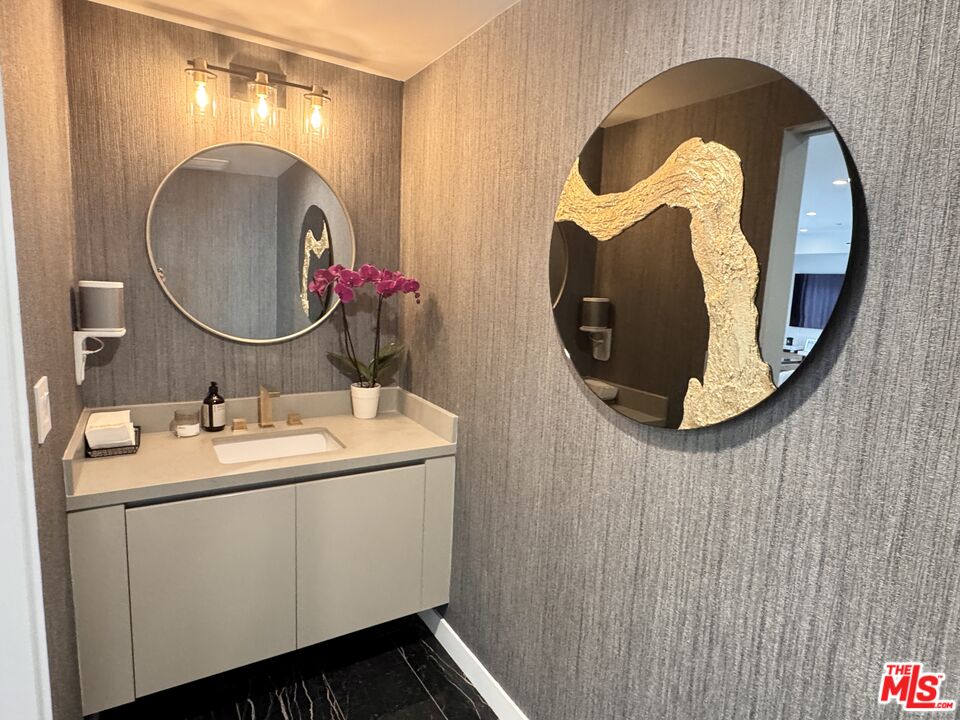 1017 N Croft Ave Unit: 103