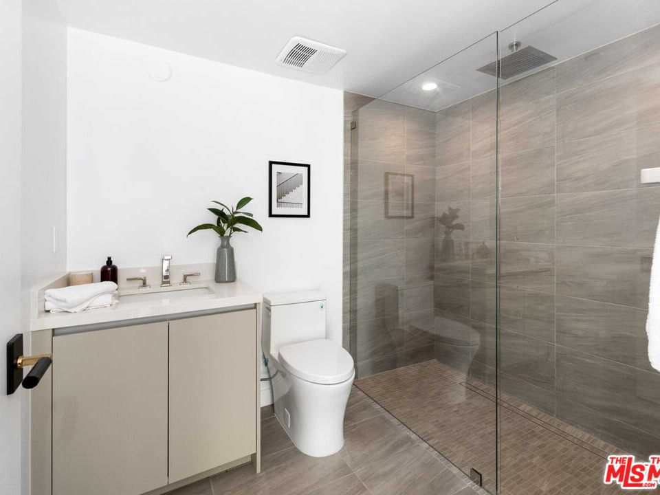 1017 N Croft Ave Unit: 103
