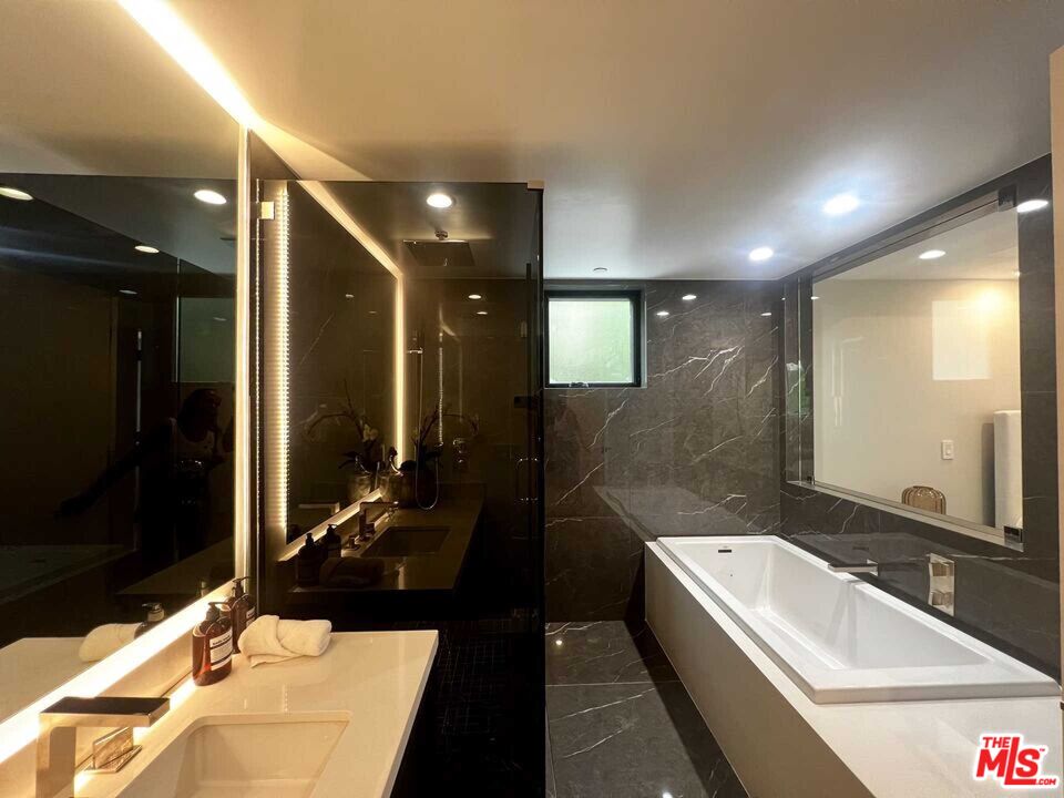 1017 N Croft Ave Unit: 103
