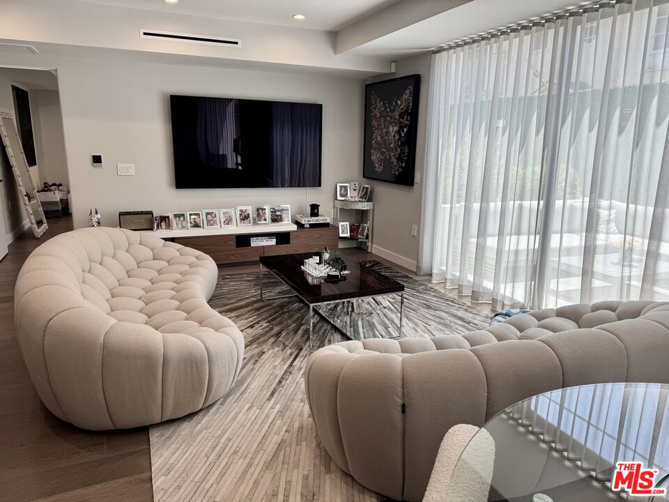 1017 N Croft Ave Unit: 103