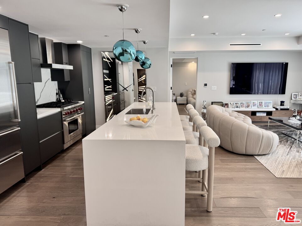 1017 N Croft Ave Unit: 103