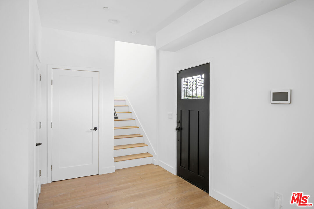 5826 Craner Ave Unit: 5826