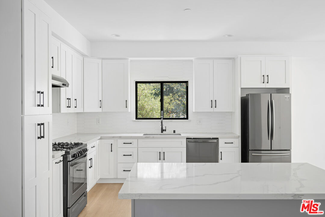 5826 Craner Ave Unit: 5826
