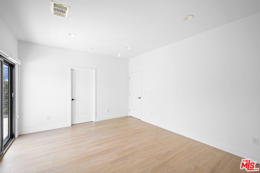 5826 Craner Ave Unit: 5826