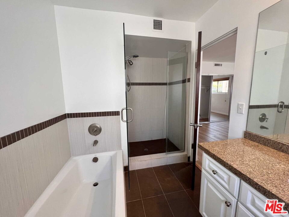 415 N Palm DR Unit: 301
