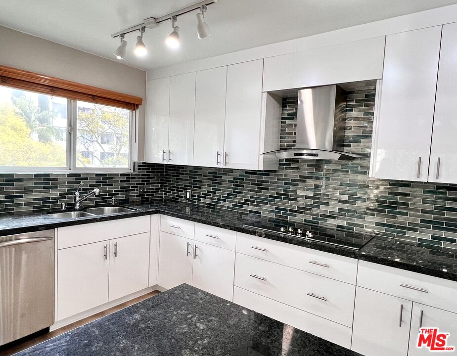 415 N Palm DR Unit: 301