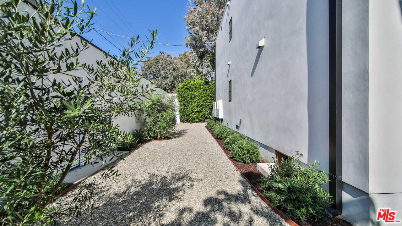 845 N Alfred St