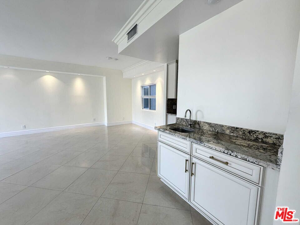 121 S Palm Dr Unit: 404