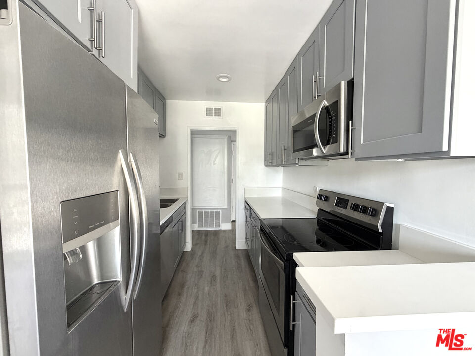 711 Orange Grove Ave Unit: 301