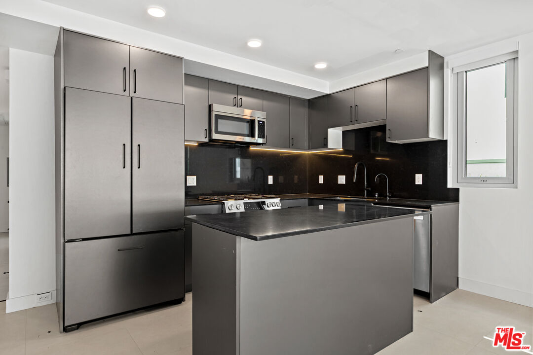 1257 N Sweetzer Ave Unit: 103