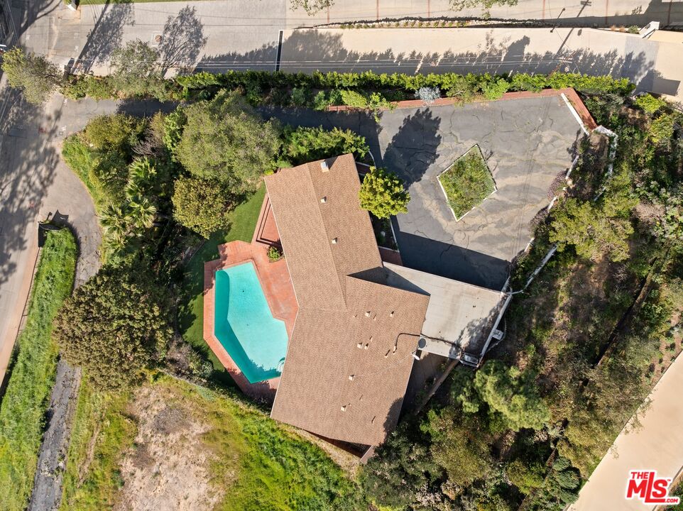 590 N Tigertail Rd