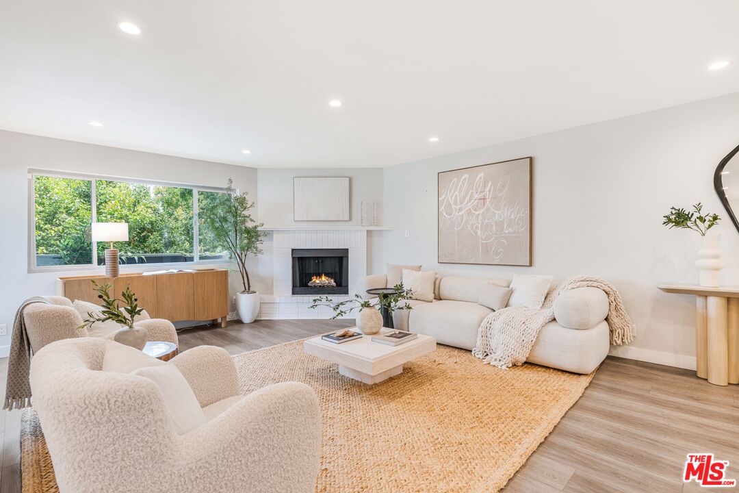 930 California Ave Unit: 201
