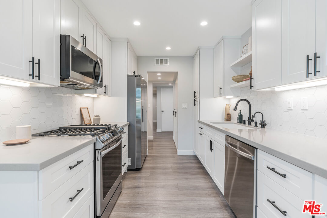 930 California Ave Unit: 201
