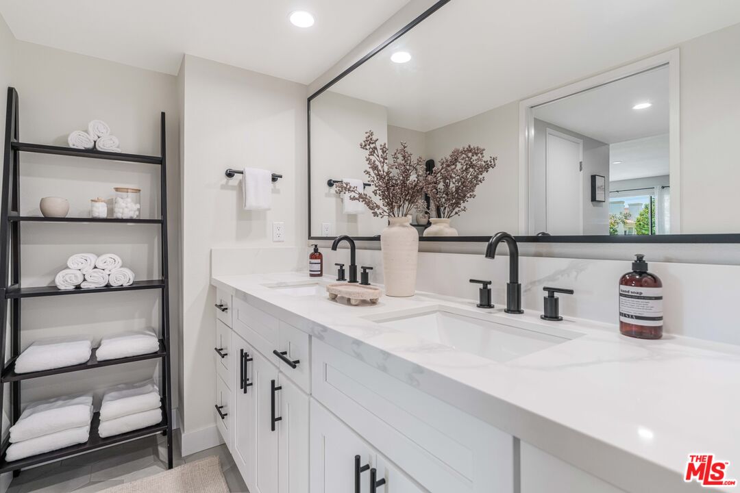 930 California Ave Unit: 201