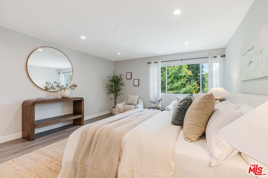 930 California Ave Unit: 201