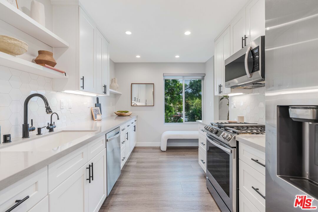 930 California Ave Unit: 201