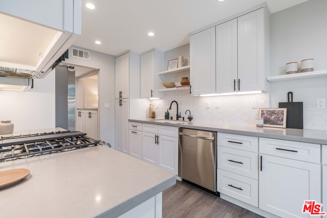 930 California Ave Unit: 201