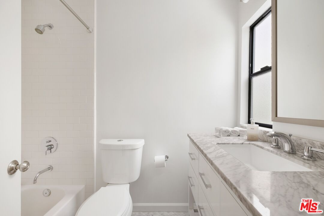 939 15th St Unit: 8